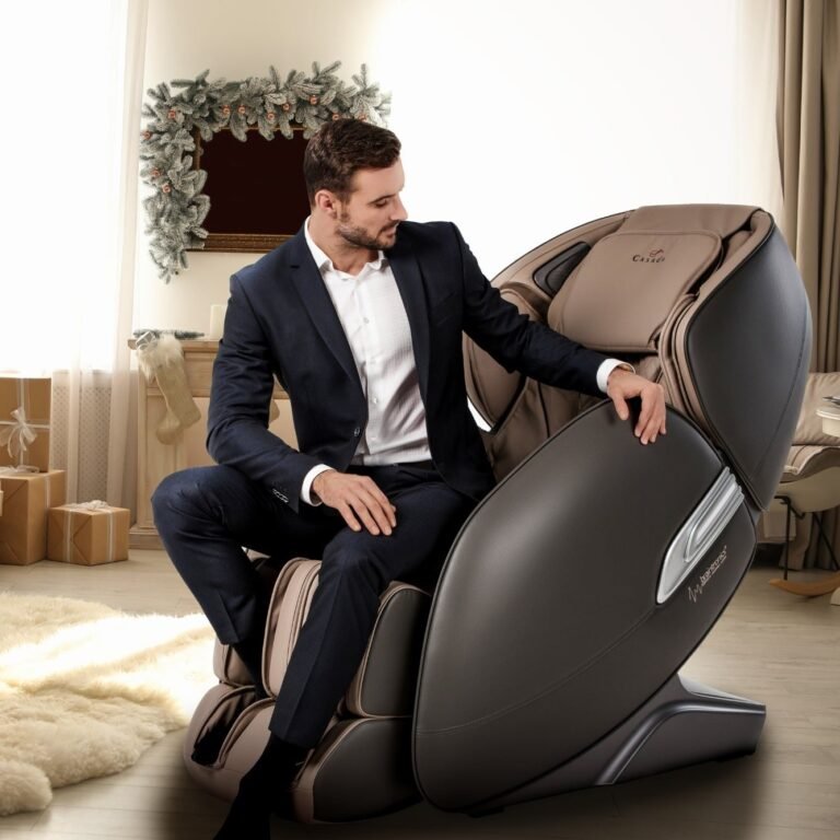 man in massagestoel Casada Alphasonic II - Bruin in living