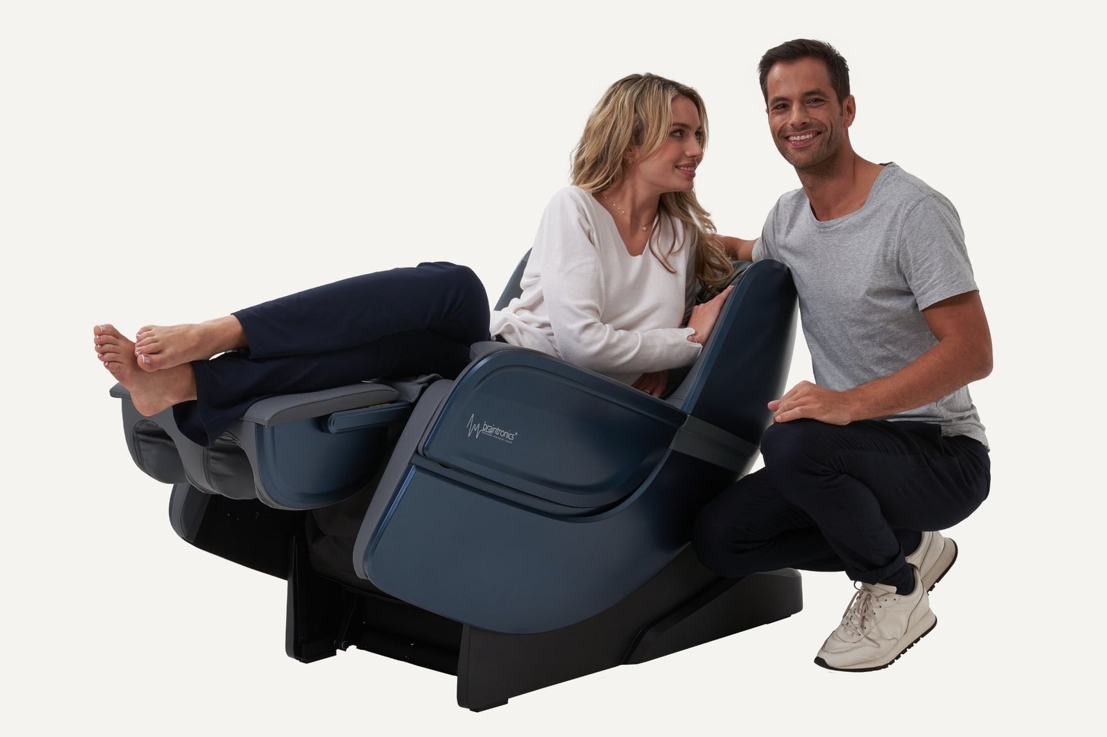 vrouw ligt in massagestoel Casada Ecosonic - Blauw met man ernast