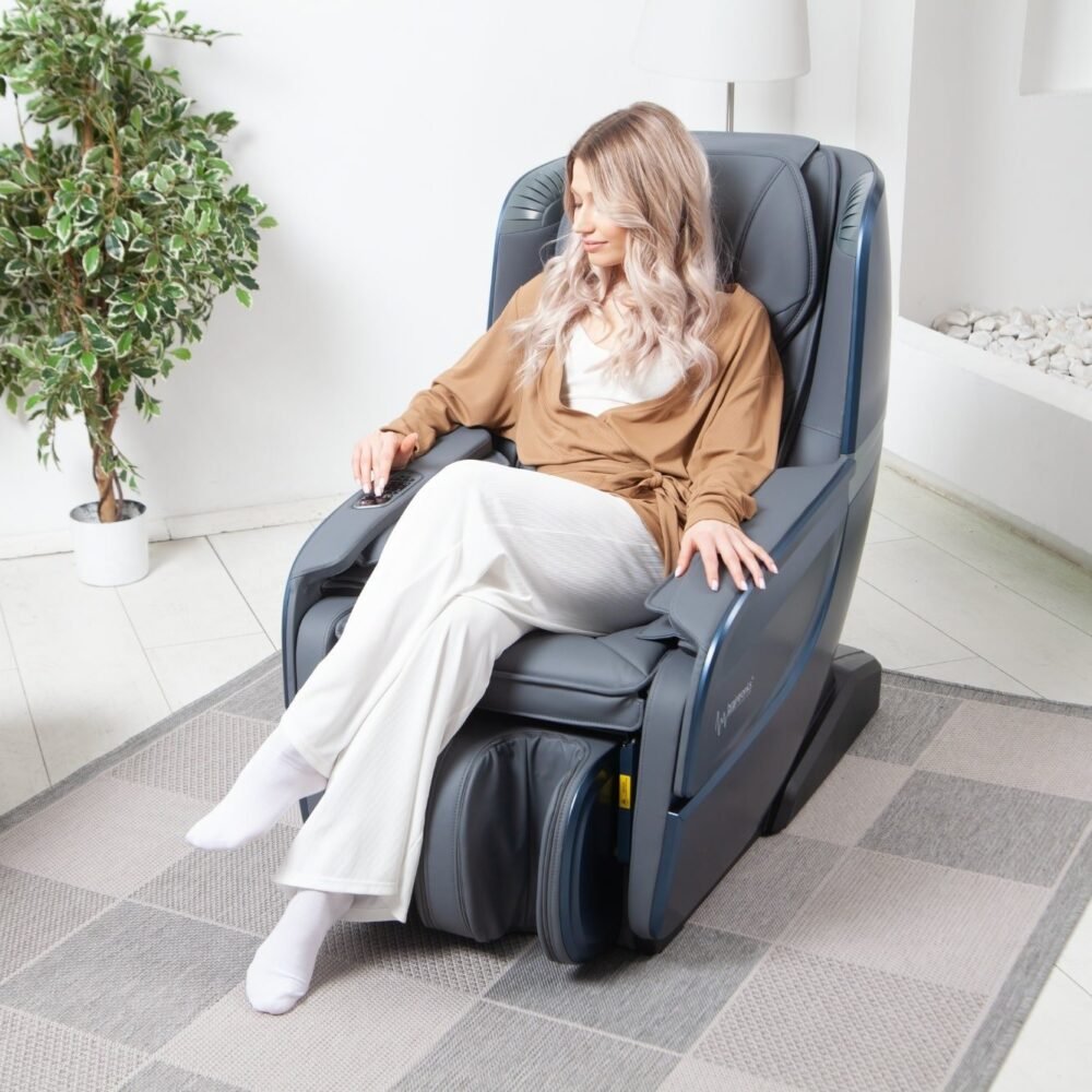 Casada Ecosonic - Blauw vrouw zittend vrouw zit in massagestoel Ecosonic - Blauw in woonkamer
