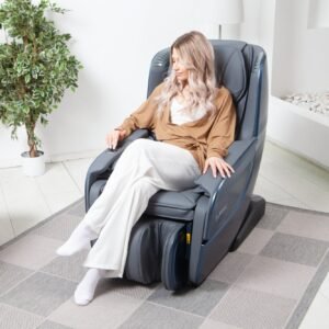 Casada Ecosonic - Blauw vrouw zittend vrouw zit in massagestoel Ecosonic - Blauw in woonkamer
