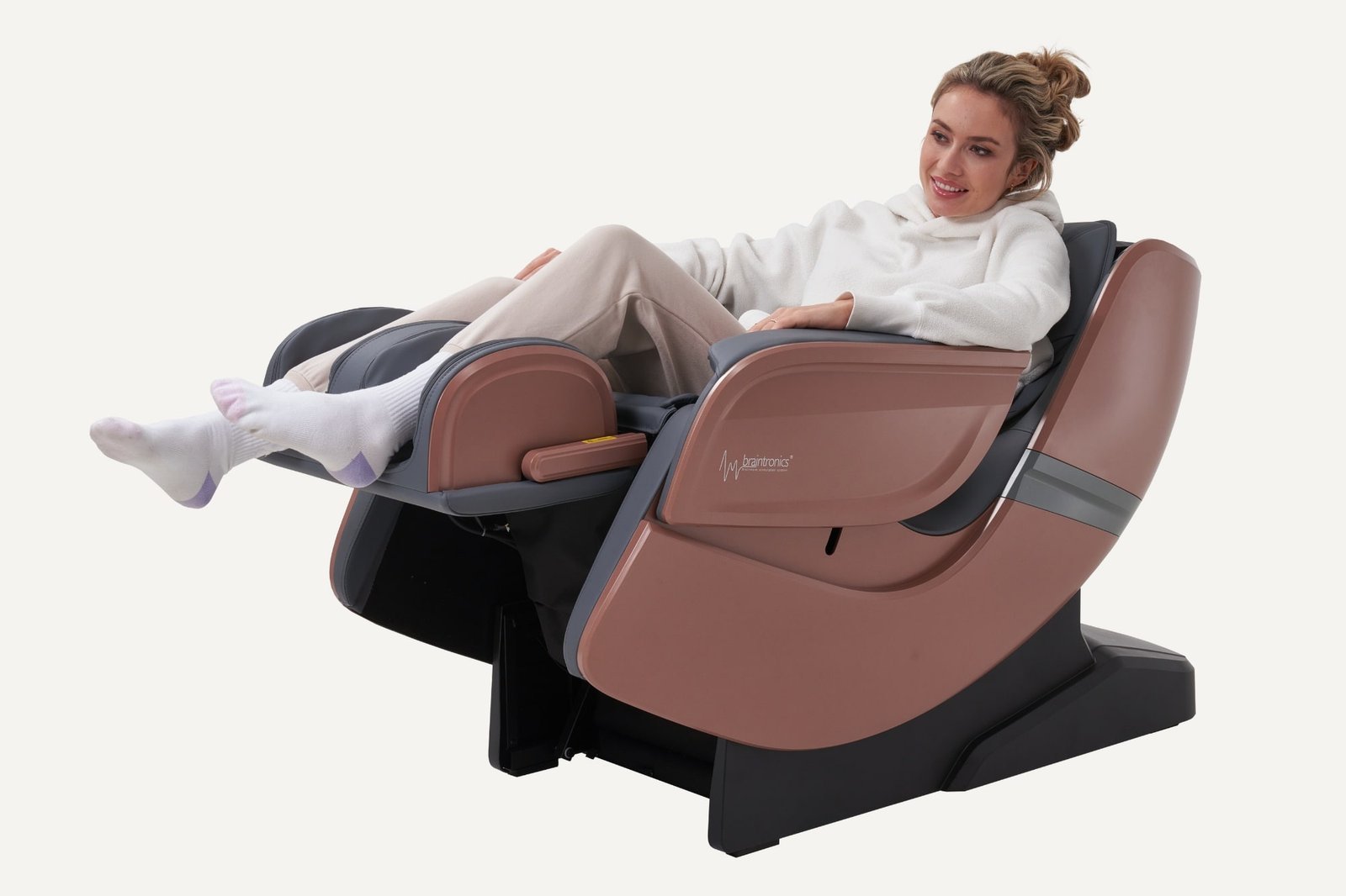 vrouw met kousen liggend in massagestoel Casada Ecosonic - Brons