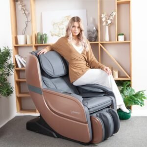 Casada Ecosonic - Brons vrouw zit op vrouw zit schuin op massagestoel Casada Ecosonic - Brons in woonkamer