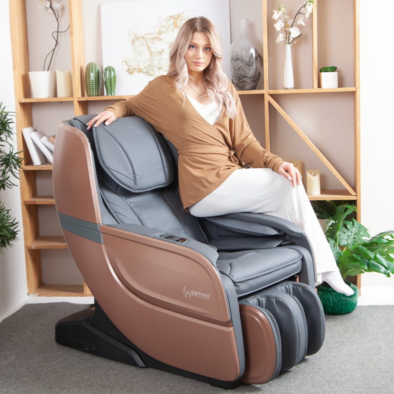 vrouw op massagestoel Casada Ecosonic - Brons