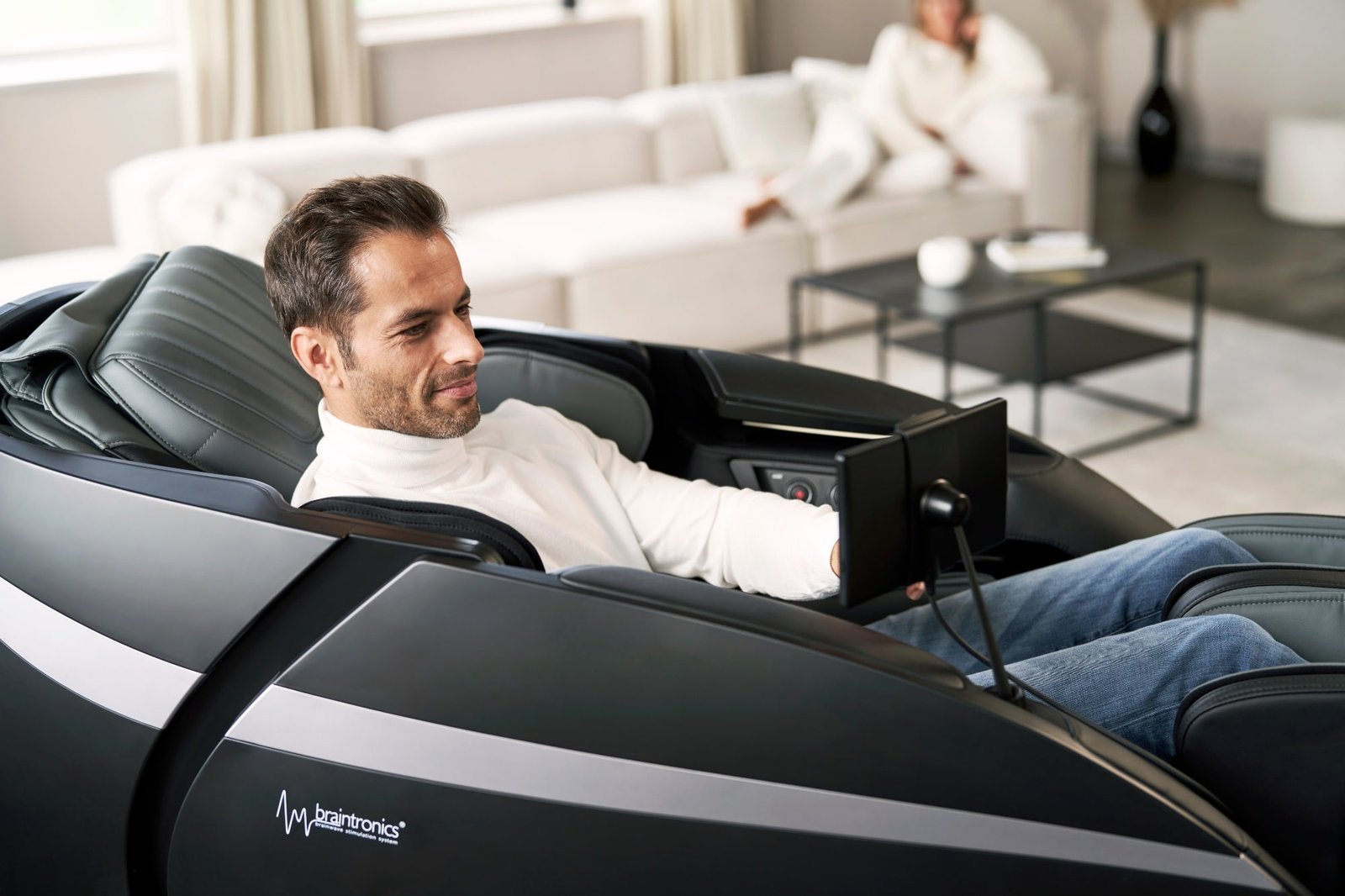 man in Casada skyliner III - black in living room