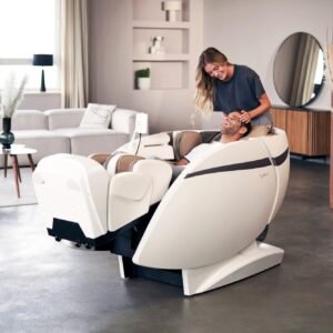 man ligt in massagestoel Casada skyliner III - creme