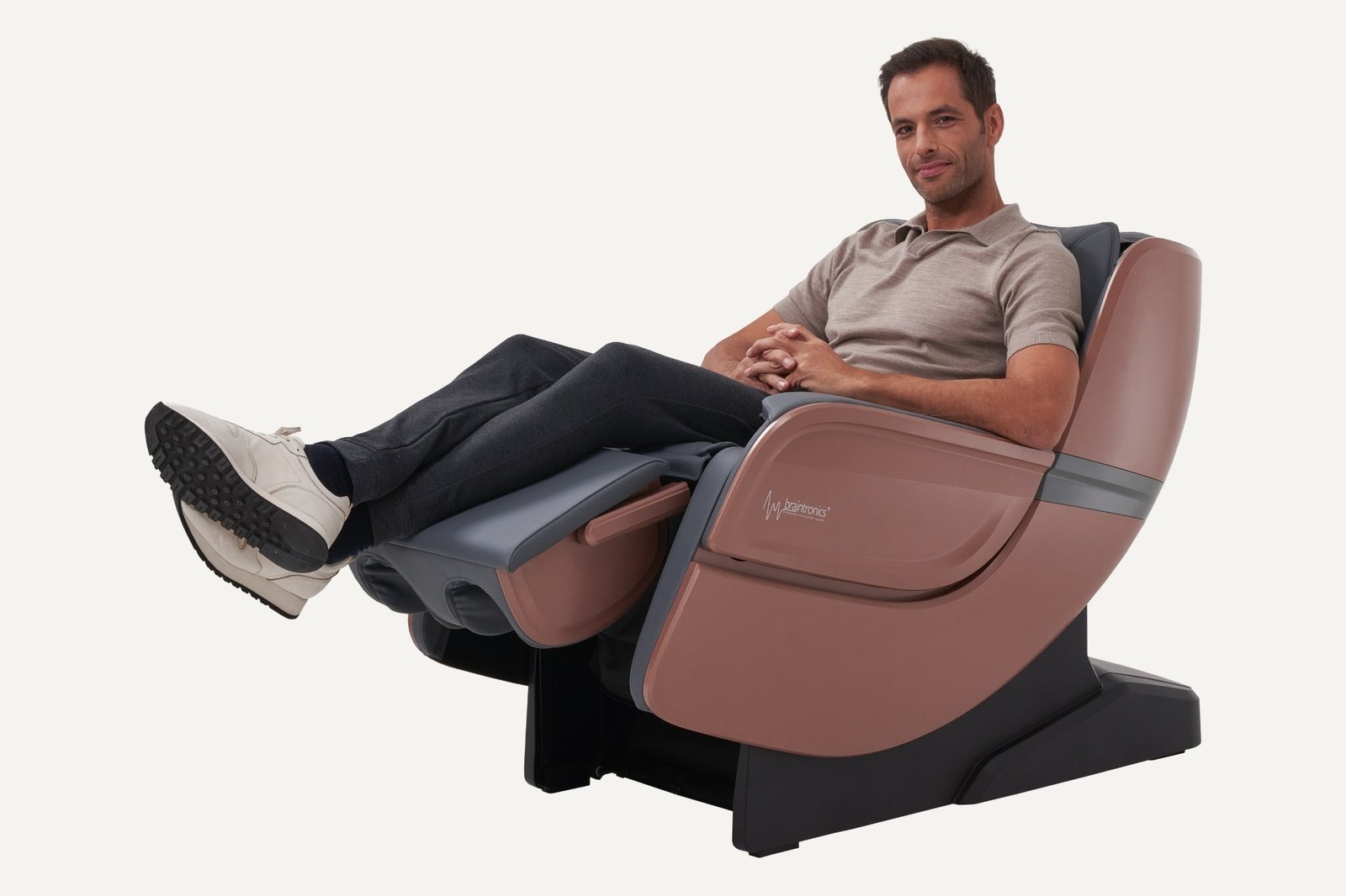 man liggend in massagestoel Casada Ecosonic - Brons