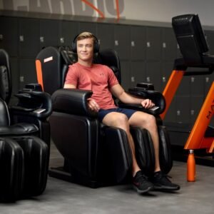 persoon in basic fit massagestoel