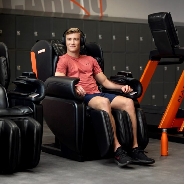 persoon in basic fit massagestoel