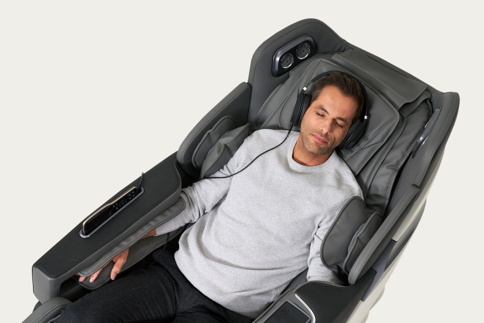 homme allongé dans Casada - Alphasonic III - fauteuil de massage noir et blanc