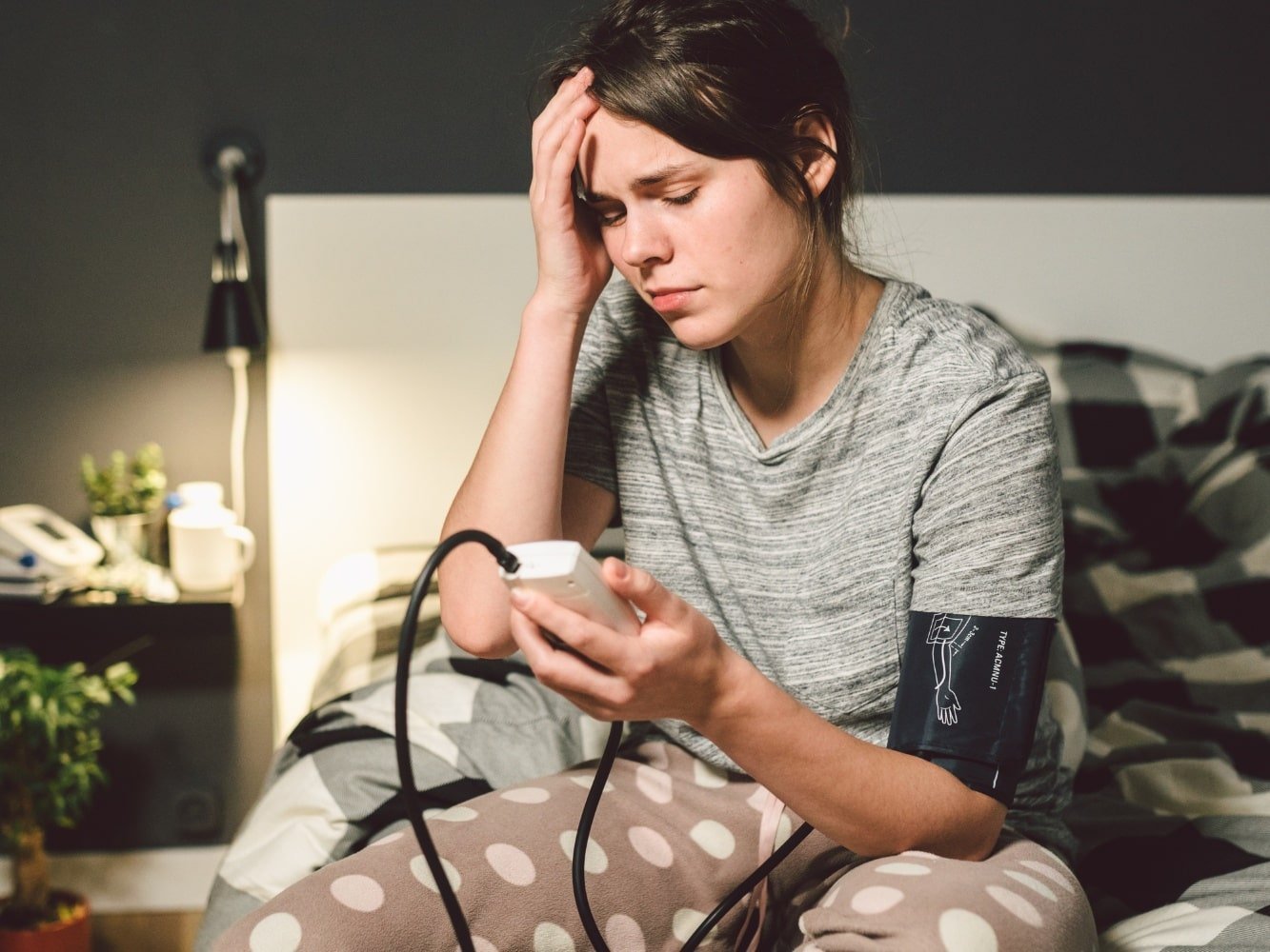 femme souffrant d'hypertension artérielle maux de tête douleurs cervicales