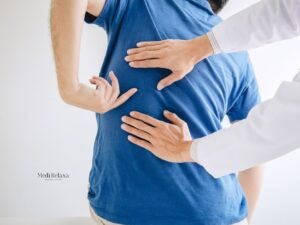 Person mit Rückenschmerzen in der Taille