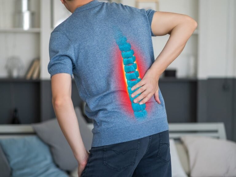 persoon met rugpijn middenrug