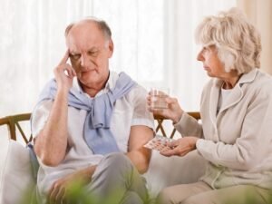 Mann, dessen Kopfschmerzen auch mit Schmerzmitteln nicht verschwinden