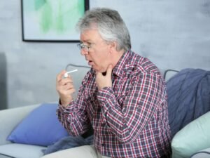 man met aanhoudende keelpijn en vermoeidheid