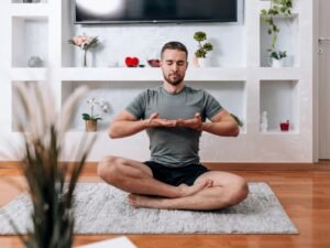 Homme faisant des exercices de respiration pour lutter contre le stress