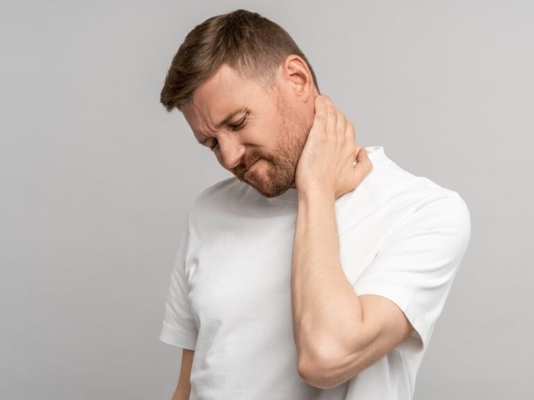 man in t shirt met beginnende hernia symptomen
