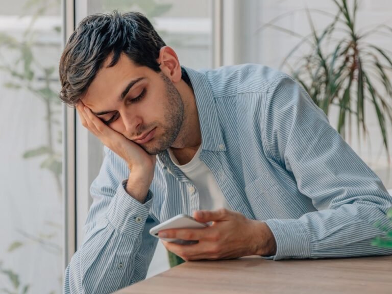man met chronische vermoeidheid