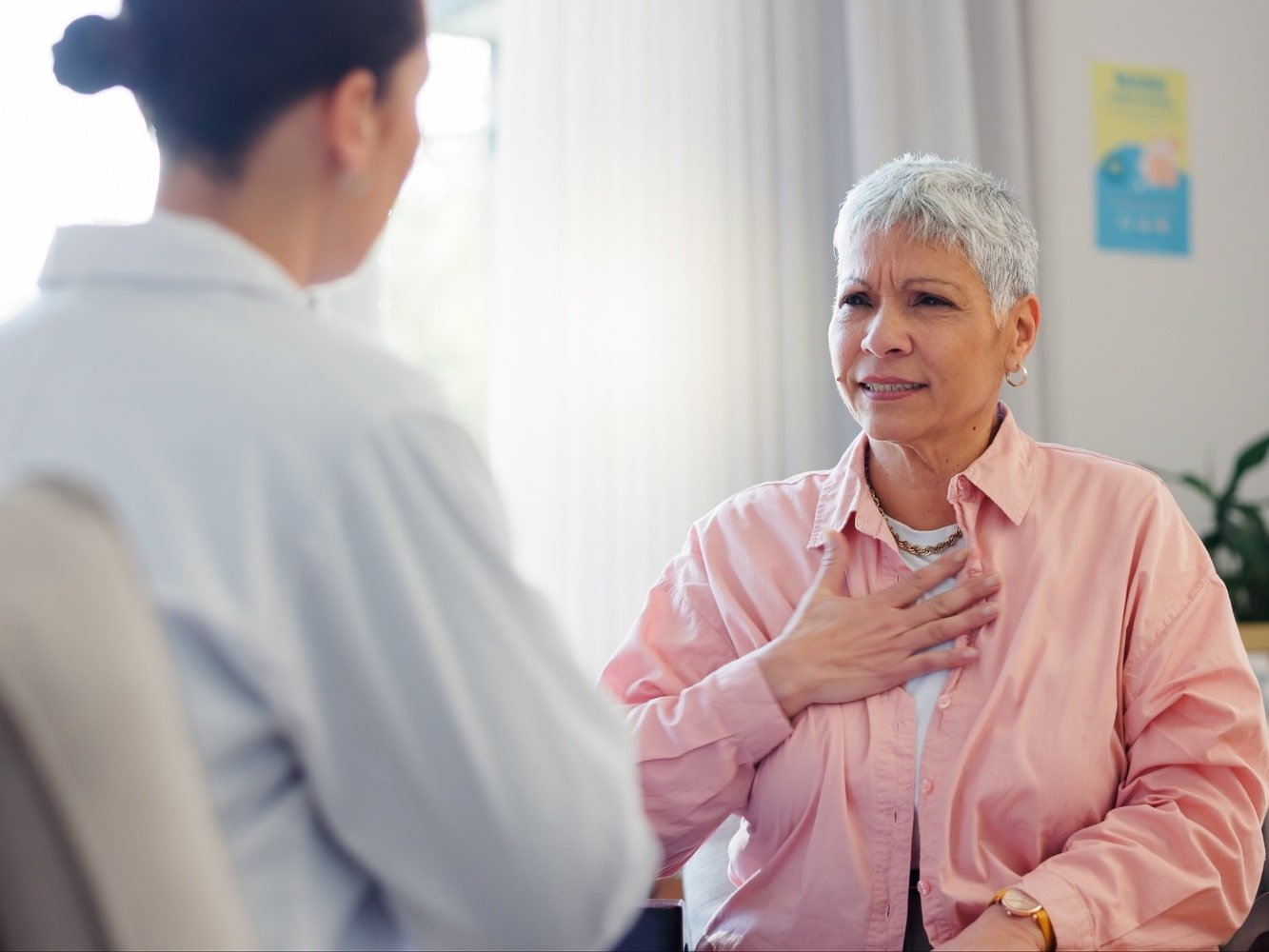 femme souffrant de palpitations dues au stress