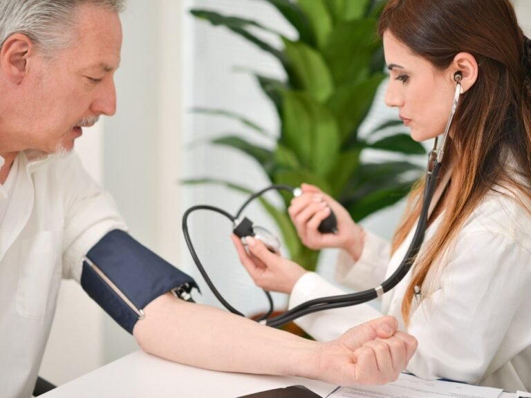 man bij dokter voor hoge bloeddruk stress
