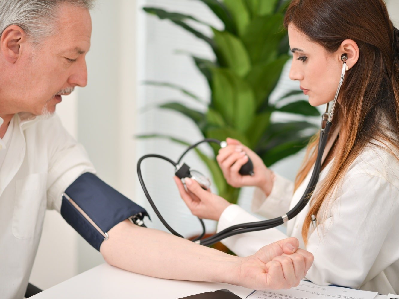 man bij dokter voor hoge bloeddruk stress