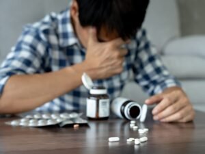 man met medicatie tegen stress