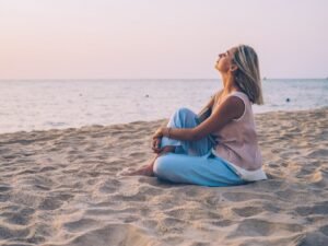 vrouw die relaxed op het strand