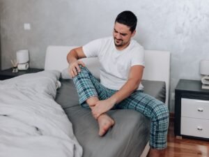 man in pyjama met spierpijn hele lichaam en moe