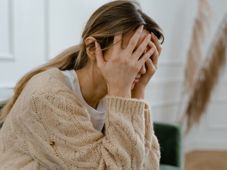 vrouw met erge stress symptomen
