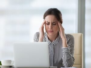 vrouw die opzoekt wat helpt tegen hoofdpijn