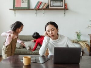 vrouw achter computer met oververmoeidheid
