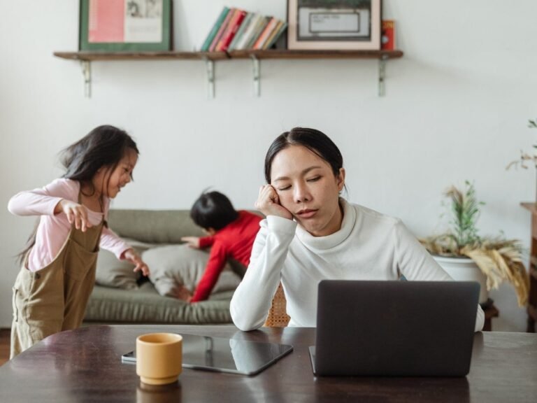vrouw achter computer met oververmoeidheid