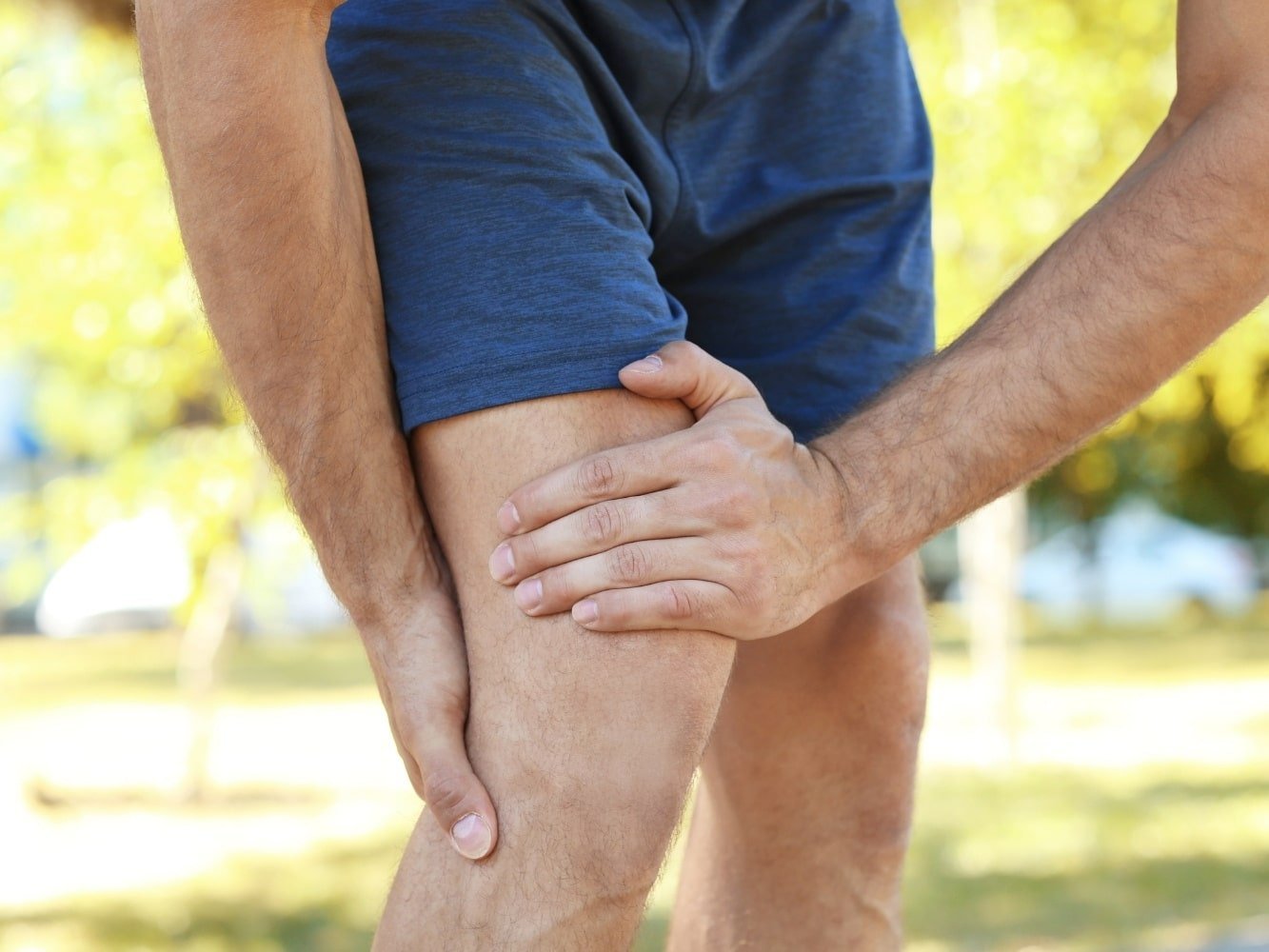 homme s'aidant de ses jambes douloureuses