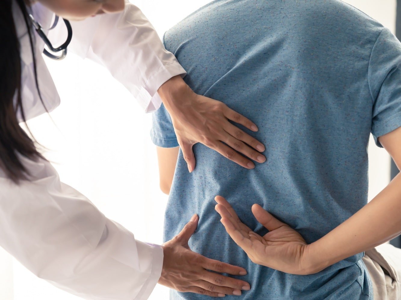 homme chez le médecin en raison de douleurs musculaires dans tout le corps et de fatigue