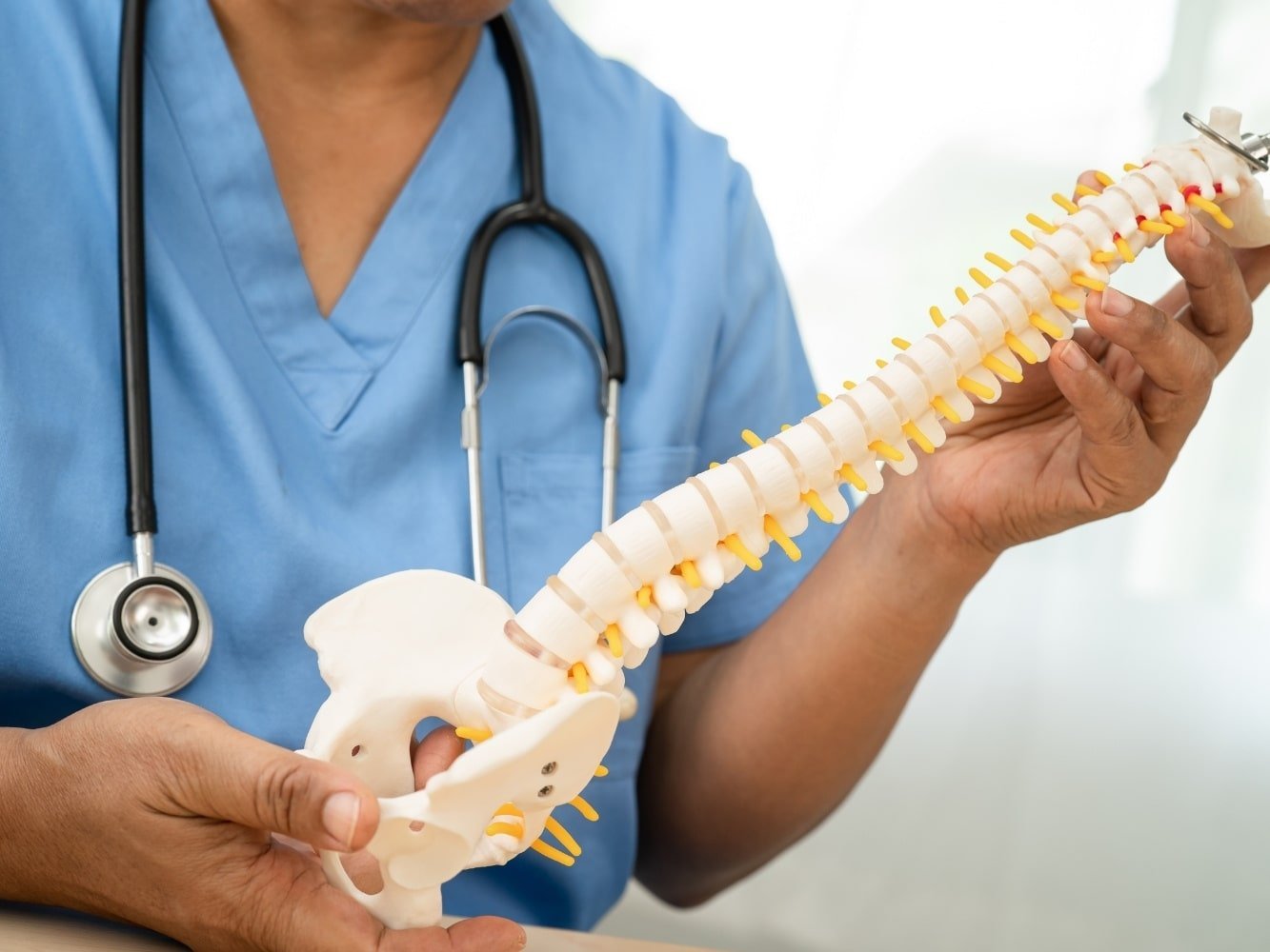 médecin expliquant la sténose