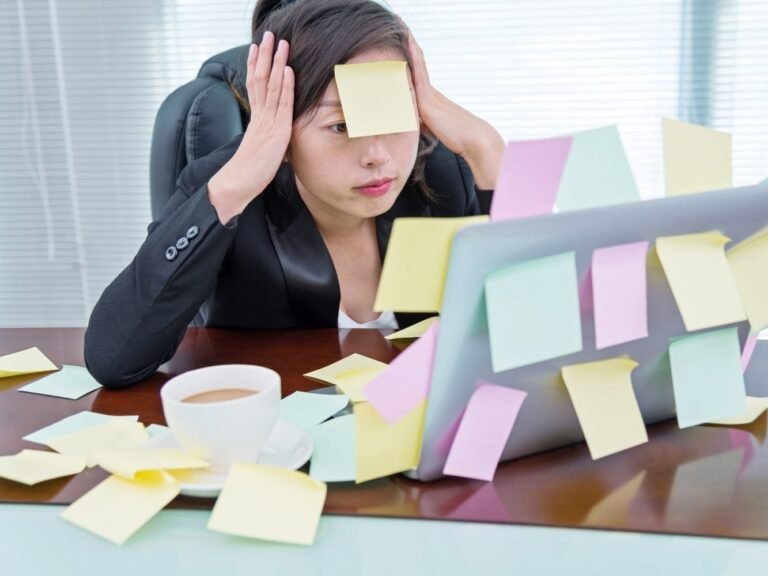mevrouw aan bureau denkt Hoe stress verminderen