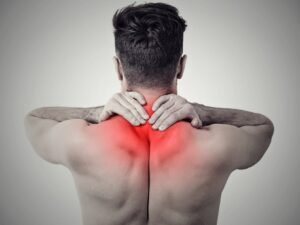 homme souffrant de cervicalgie au niveau du cou