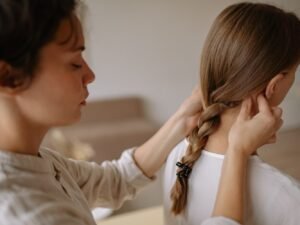 persoon die nekmassage