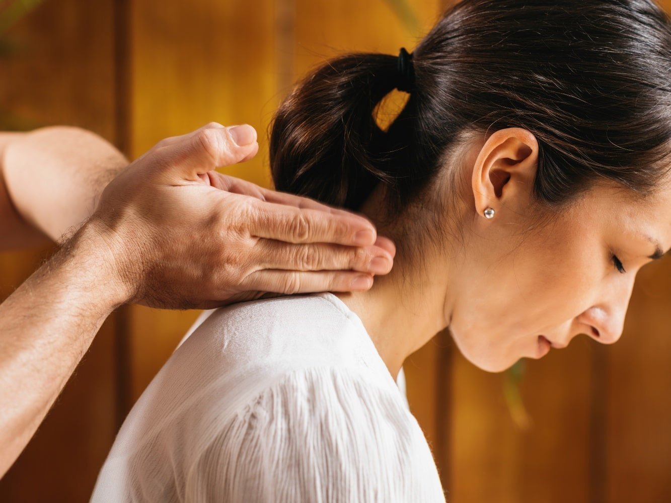 Frau mit Nackenmassage