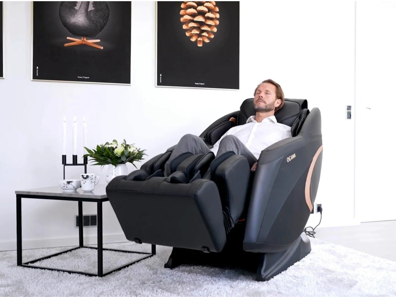 Arbeitnehmer im Massagesessel für Wohlbefinden am Arbeitsplatz